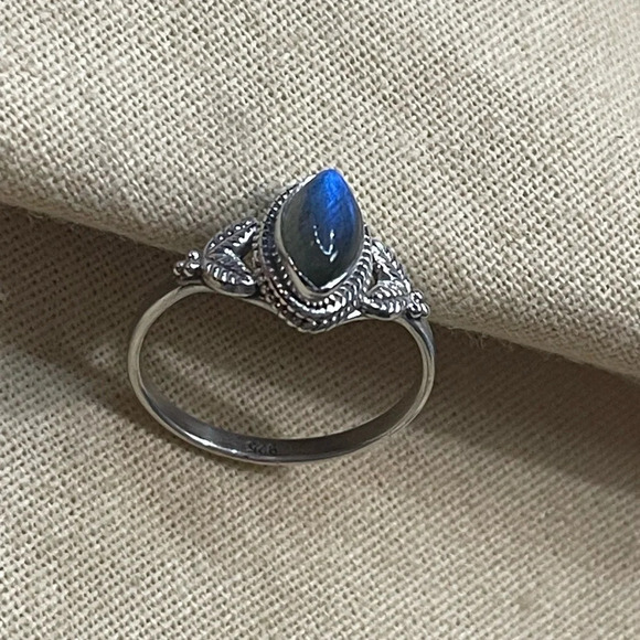 Labradorite Sterling Silver Ring (8.25) - Picture 4 of 7